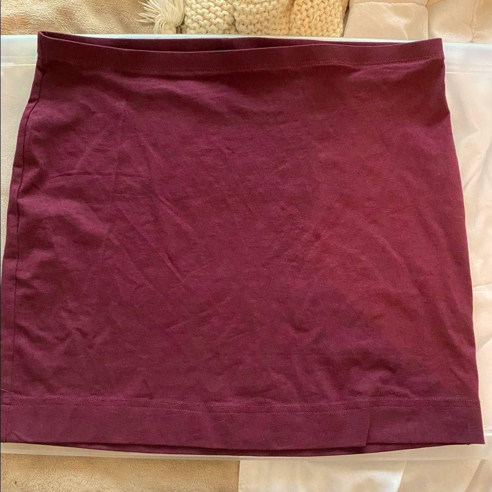 5/$20 — H&M Burgundy Skirt